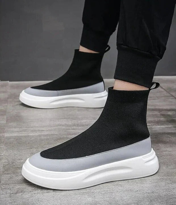 Scarpe sportive unisex nere con suola flessibile e leggera; comfort dinamico per ogni passo.