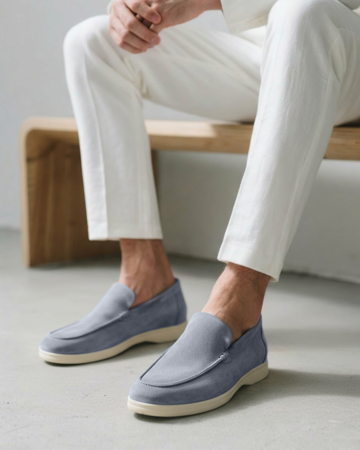 Mocassini classici uomo in nabuk grigio, per uno stile versatile e sofisticato.