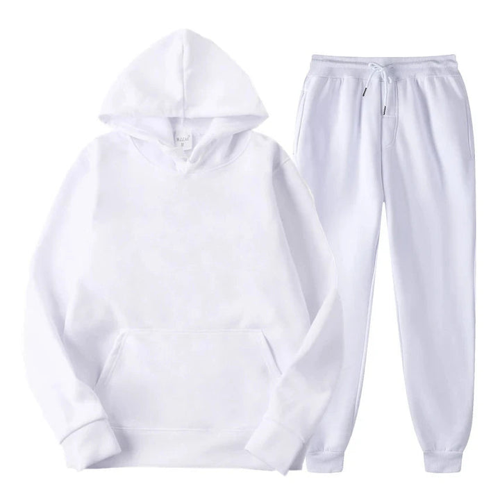 Uomo che indossa completo jogging elegante con felpa con cappuccio, mostrando comfort e moda streetwear.