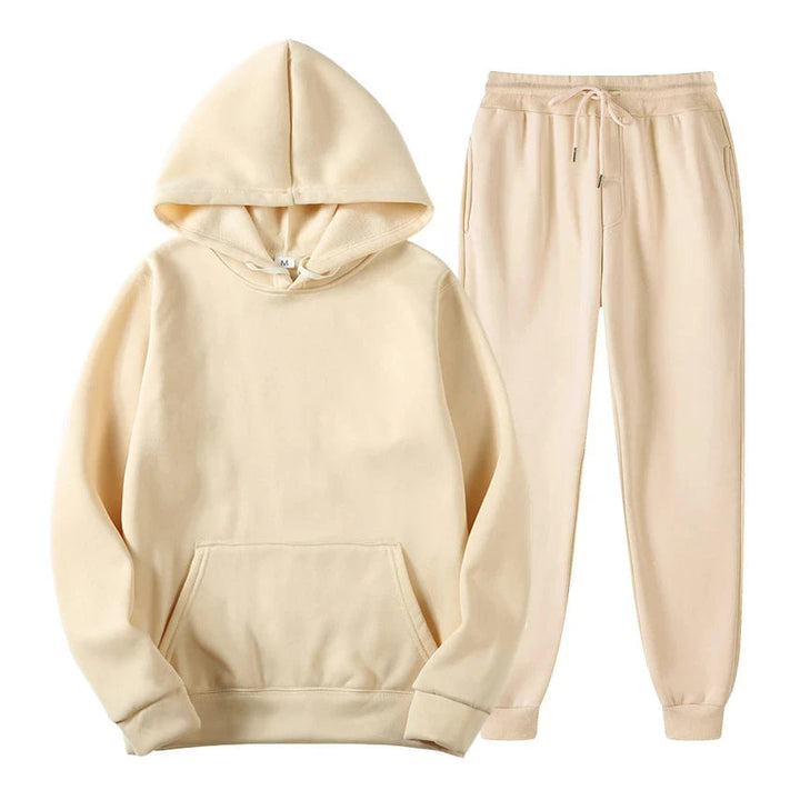Dettaglio del cappuccio della felpa uomo, parte del completo sportivo, accentua il look casual e moderno.