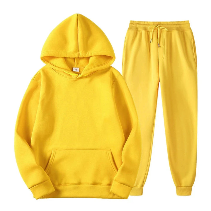 Completo jogging uomo per il tempo libero, felpa con cappuccio e pantaloni per un look versatile e alla moda.