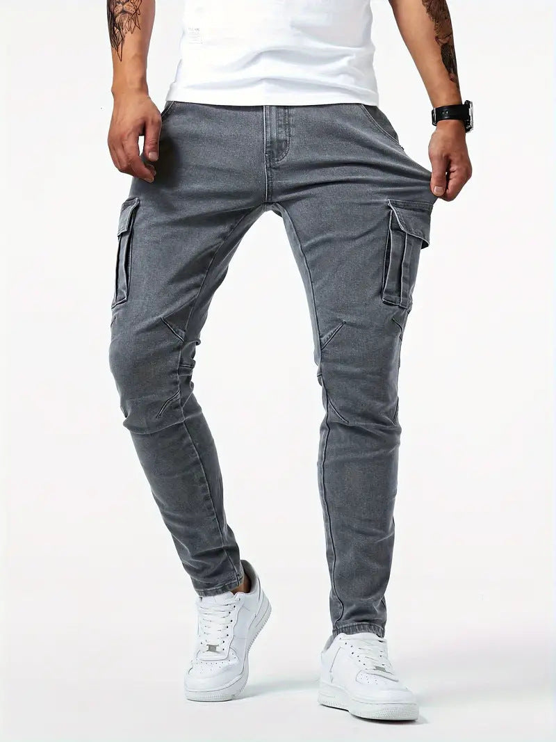 Jeans cargo uomo slim fit con design multitasche, perfetti per outfit casual e streetwear moderno.