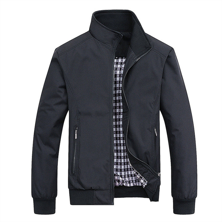 Giacca uomo antivento e impermeabile versatile, disponibile in nero e verde. Offre comfort duraturo per ogni clima e stile.