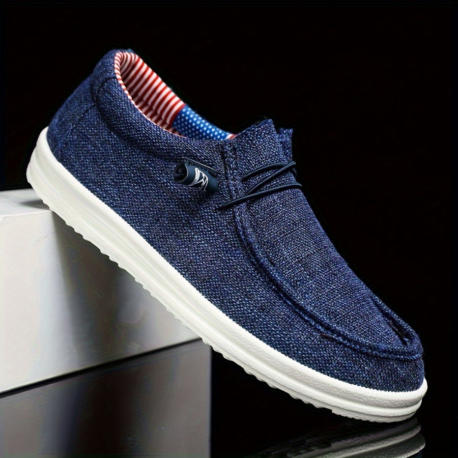 Profilo scarpe uomo slip-on, leggere e comode. Design casual traspirante per passeggiate e tempo libero in primavera.