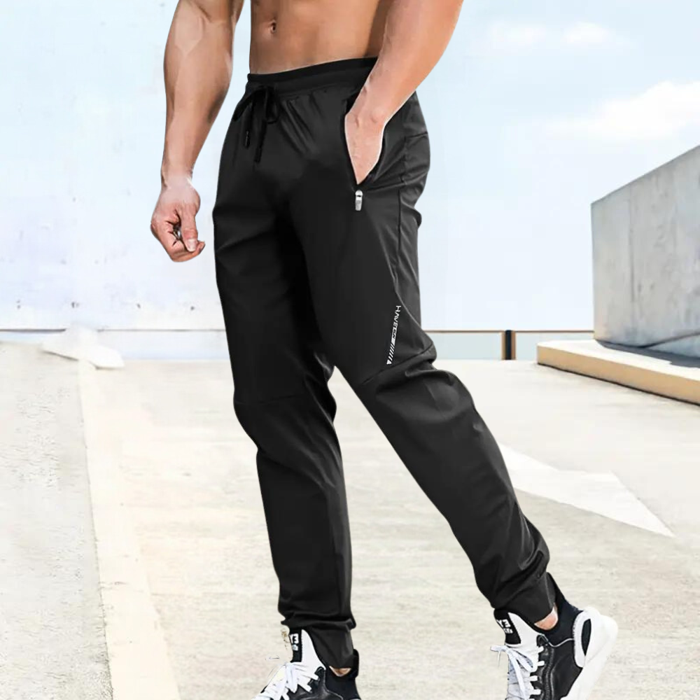 Pantaloni sportivi leggeri da uomo, ideali per fitness e corsa, massimizzano comfort e libertà di movimento.