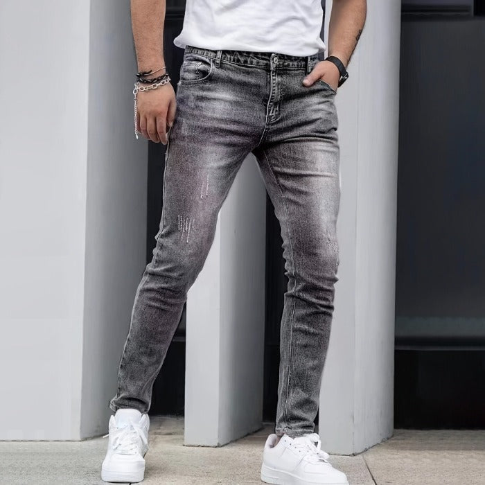 Pantaloni jeans uomo casual, stile classico versatile in blu, grigio o nero per ogni giorno. Vestibilità comoda.