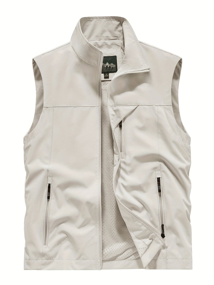 Gilet uomo versatile per sport e tempo libero. Leggero, traspirante, offre libertà di movimento e comfort.