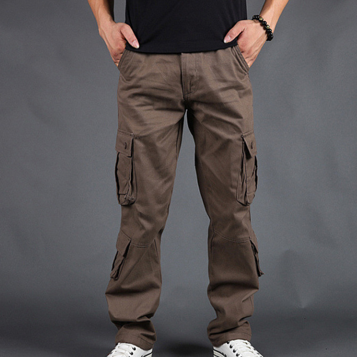 Pantaloni cargo verde militare slim fit da uomo, per un look maschile moderno e confortevole.