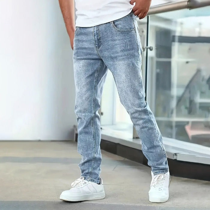 Jeans da uomo classici blu, vestibilità comoda per comfort quotidiano e stile versatile. Ideale per moda maschile casual.