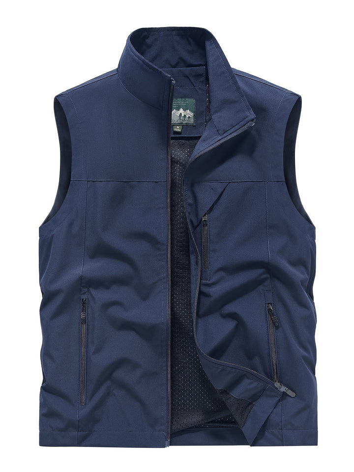 Uomo in gilet leggero e traspirante per attività all'aperto. Design sportivo ideale per l'estate.