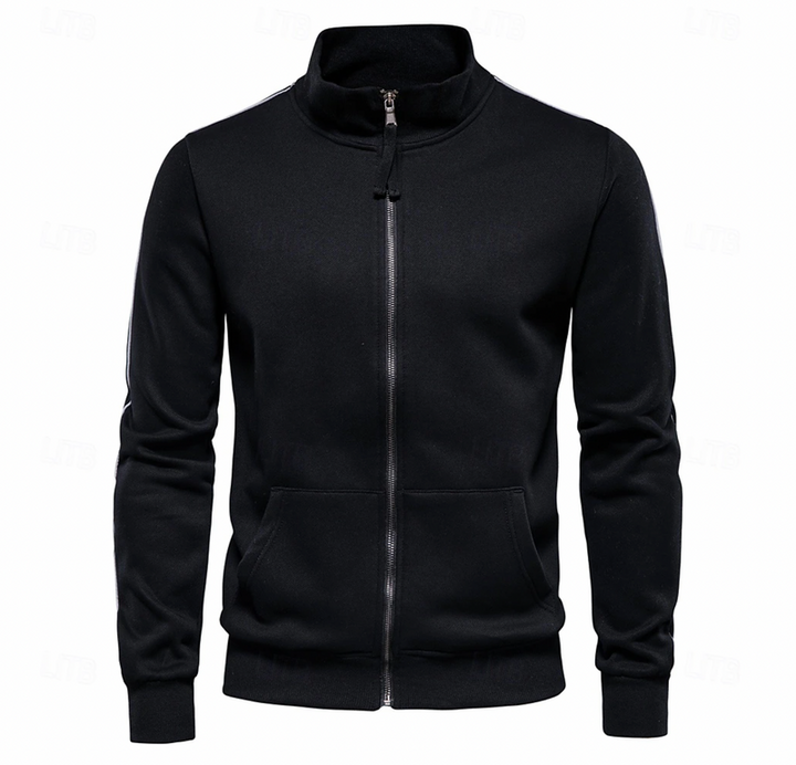Giacca uomo leggera nera con cerniera e collo alto, ideale per moda uomo e comfort invernale.