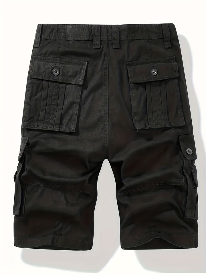 Modello frontale di bermuda cargo uomo. Stile casual ed essenziale, ideale per l'estate, escursioni e viaggi.
