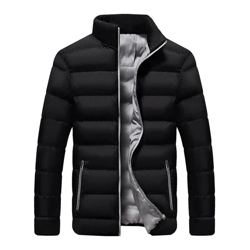 Giacca leggera trapuntata uomo, ideale per un look casual e moderno. Comfort invernale con chiusura a zip.