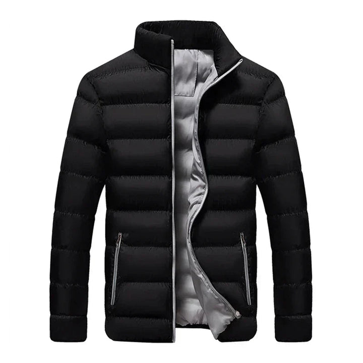 Giacca leggera trapuntata uomo, ideale per un look casual e moderno. Comfort invernale con chiusura a zip.