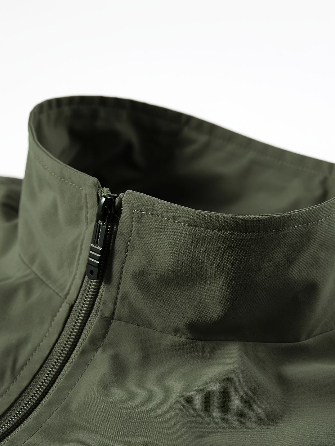 Gilet uomo sportivo, traspirante e senza maniche. Comfort per escursioni, ciclismo e attività primaverili.