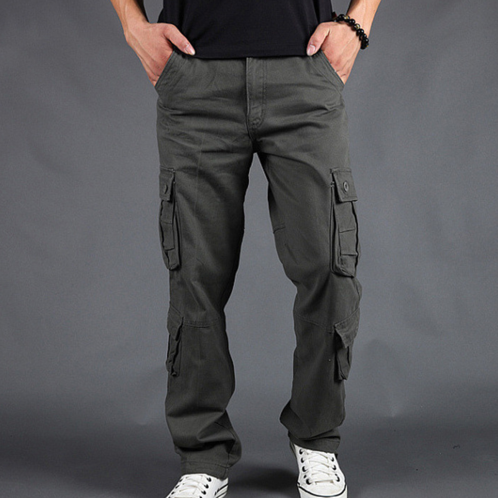 Pantaloni cargo uomo neri slim fit, resistenti e alla moda, perfetti per ogni outfit maschile.