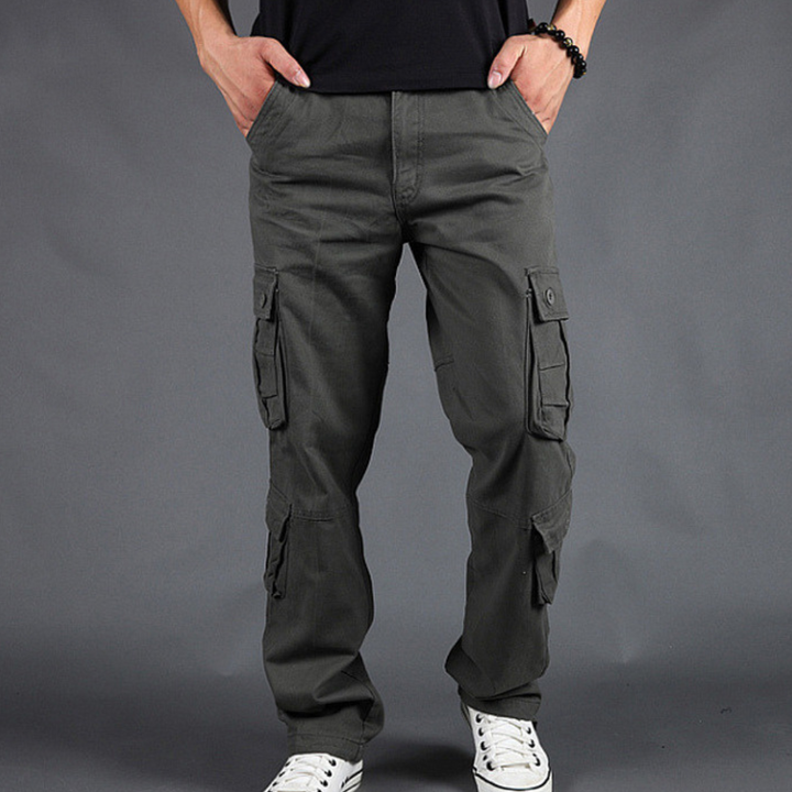 Pantaloni cargo uomo neri slim fit, resistenti e alla moda, perfetti per ogni outfit maschile.