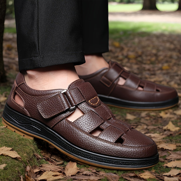 Sandali da passeggio uomo in pelle, estremamente comodi. Scarpe estive aperte e traspiranti per il massimo comfort.