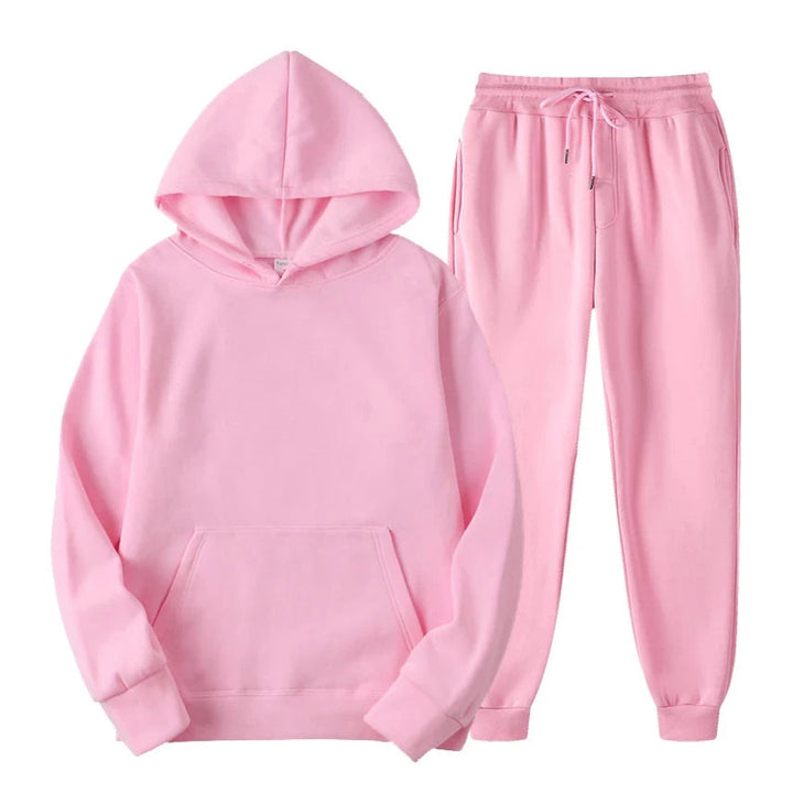 Felpa con cappuccio uomo con coulisse e logo discreto, abbinata ai pantaloni del completo jogging.