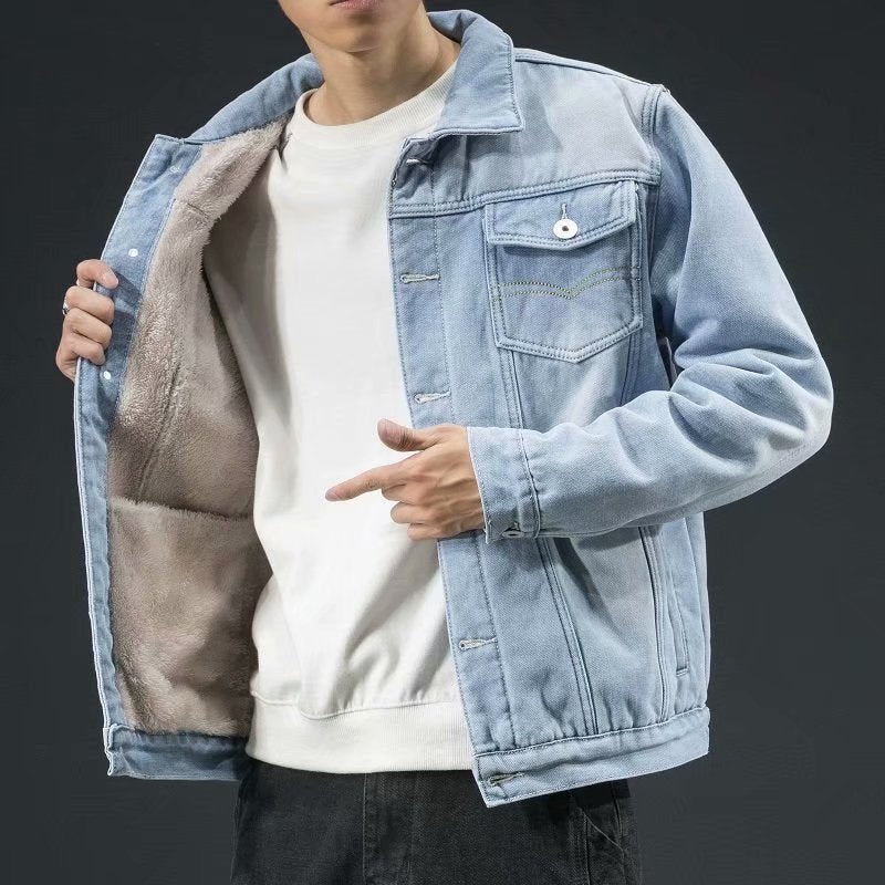 Giacca esterna uomo in denim, stile elegante e confortevole. Abbigliamento maschile per ogni occasione.