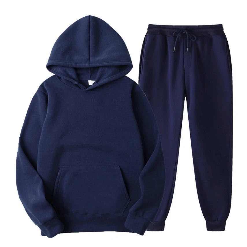 Completo jogging uomo elegante: felpa con cappuccio e pantaloni. Ideale per sport e casual.