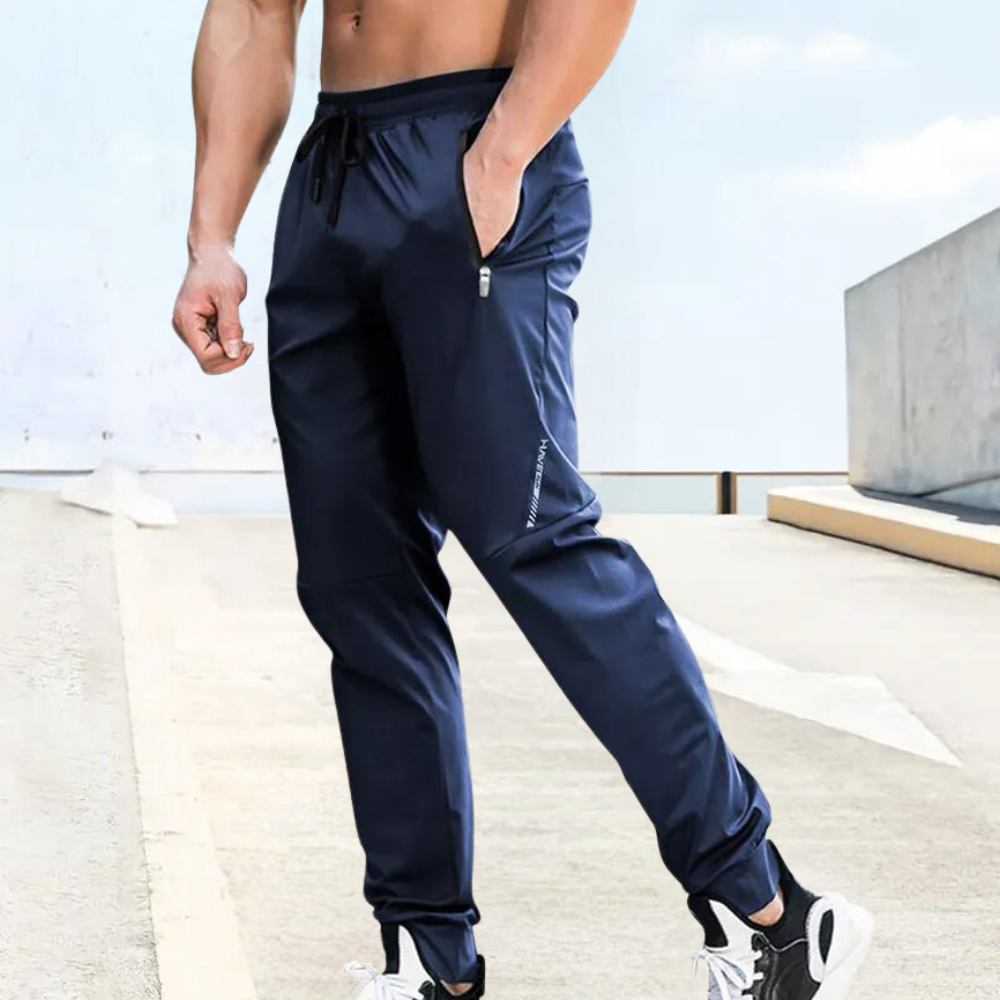 Pantaloni uomo sportivi e casual, leggeri per fitness, corsa o relax; abbigliamento comodo per ogni giorno.