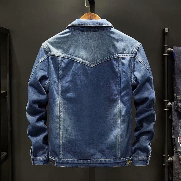 Abbigliamento uomo: giacca in denim blu con dettagli classici, perfetta per un look versatile e moderno.