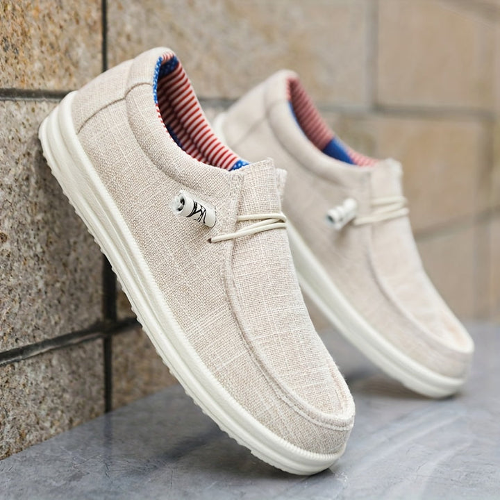 Dettaglio ravvicinato di scarpe slip-on uomo con tessuto traspirante. Comfort leggero per calzature estive quotidiane.