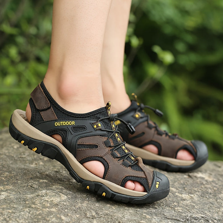 Sandali uomo per escursioni in montagna. Traspiranti, antiscivolo e resistenti, offrono comfort duraturo.