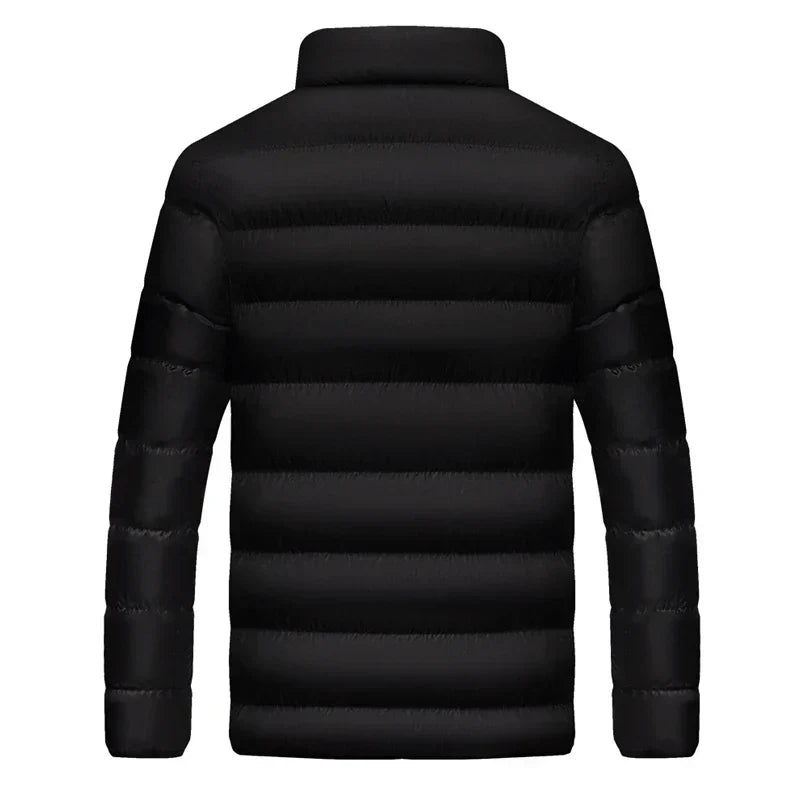 Giacca invernale uomo trapuntata e leggera. Chiusura con zip, perfetta per un look casual e confortevole.