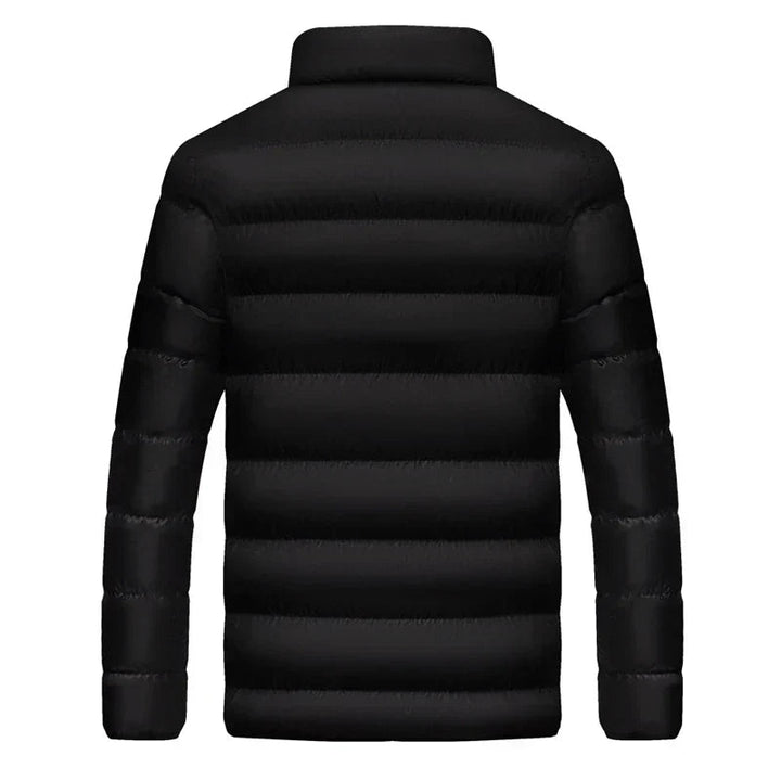 Giacca invernale uomo trapuntata e leggera. Chiusura con zip, perfetta per un look casual e confortevole.