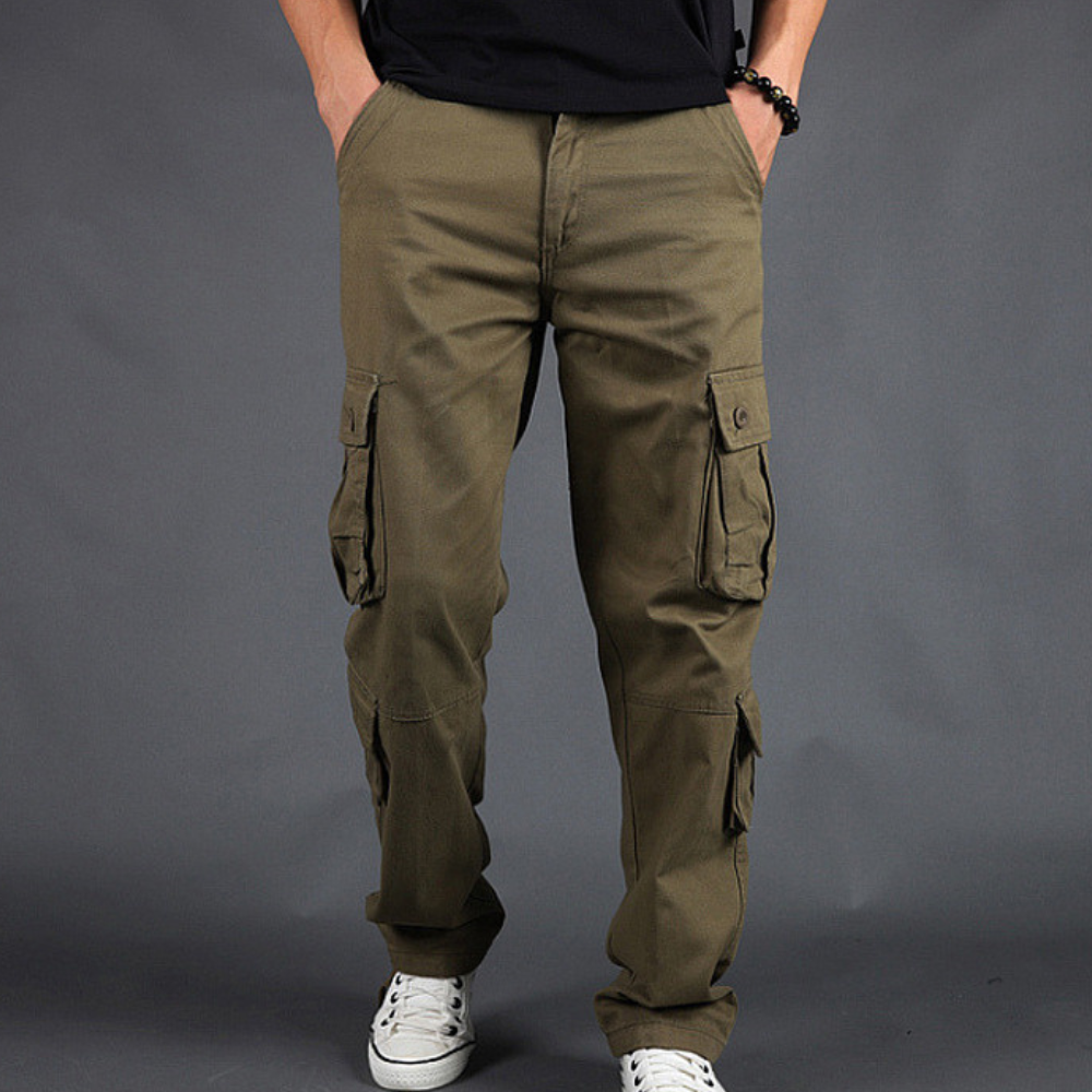 Pantaloni cargo slim uomo con tasche multiple, perfetti per comfort e stile versatile.