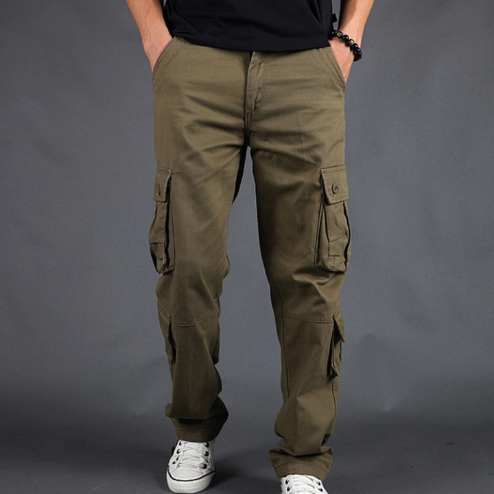 Pantaloni cargo slim uomo con tasche multiple, perfetti per comfort e stile versatile.