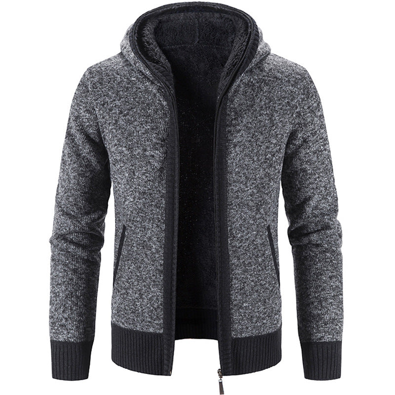 Maglia uomo cardigan con cappuccio e zip. Capo versatile, perfetto per moda e comfort maschile quotidiano.