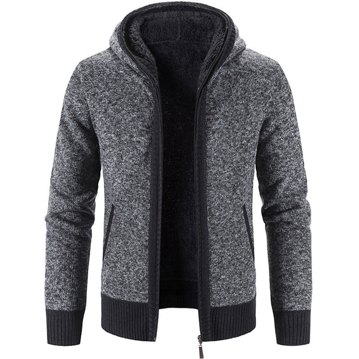 Maglia uomo cardigan con cappuccio e zip. Capo versatile, perfetto per moda e comfort maschile quotidiano.