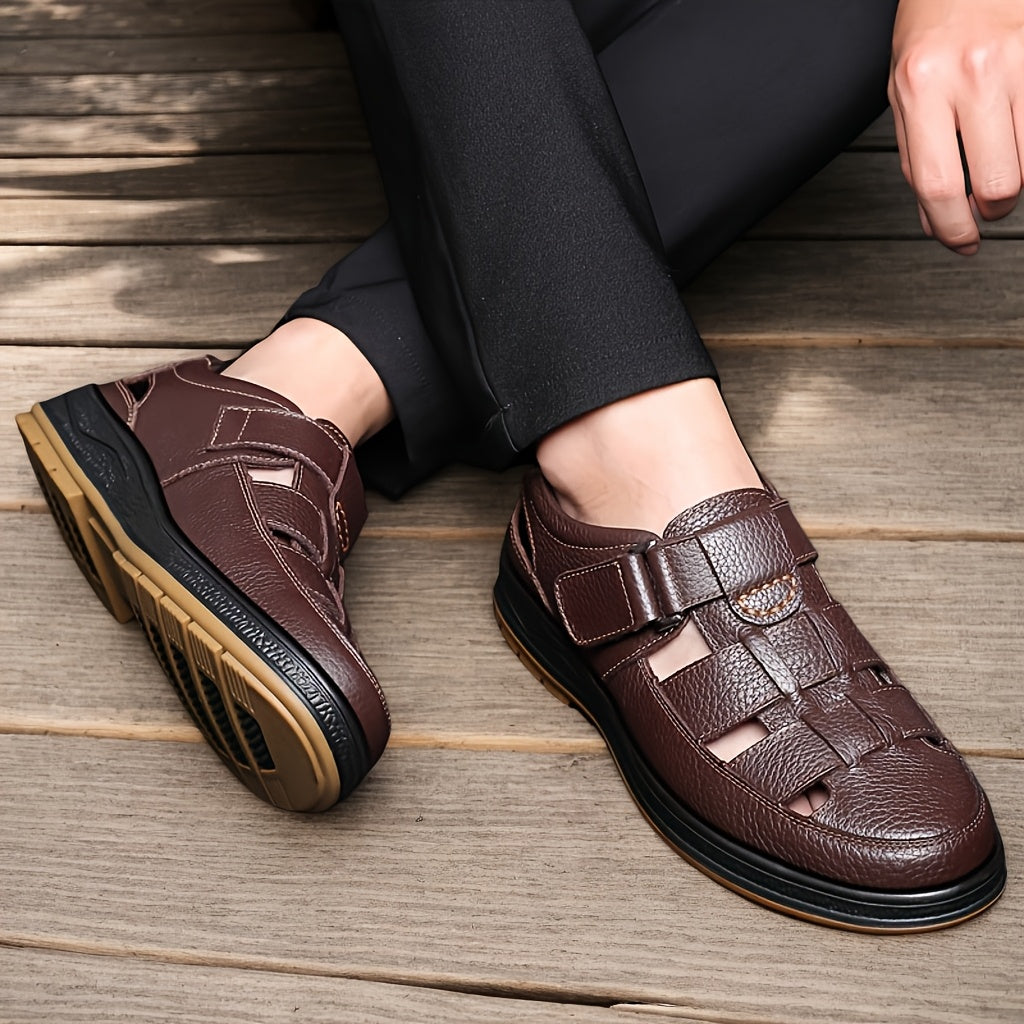 Sandali uomo in pelle dal look moderno, ideali per l'estate. Comodi e traspiranti per l'uso quotidiano.
