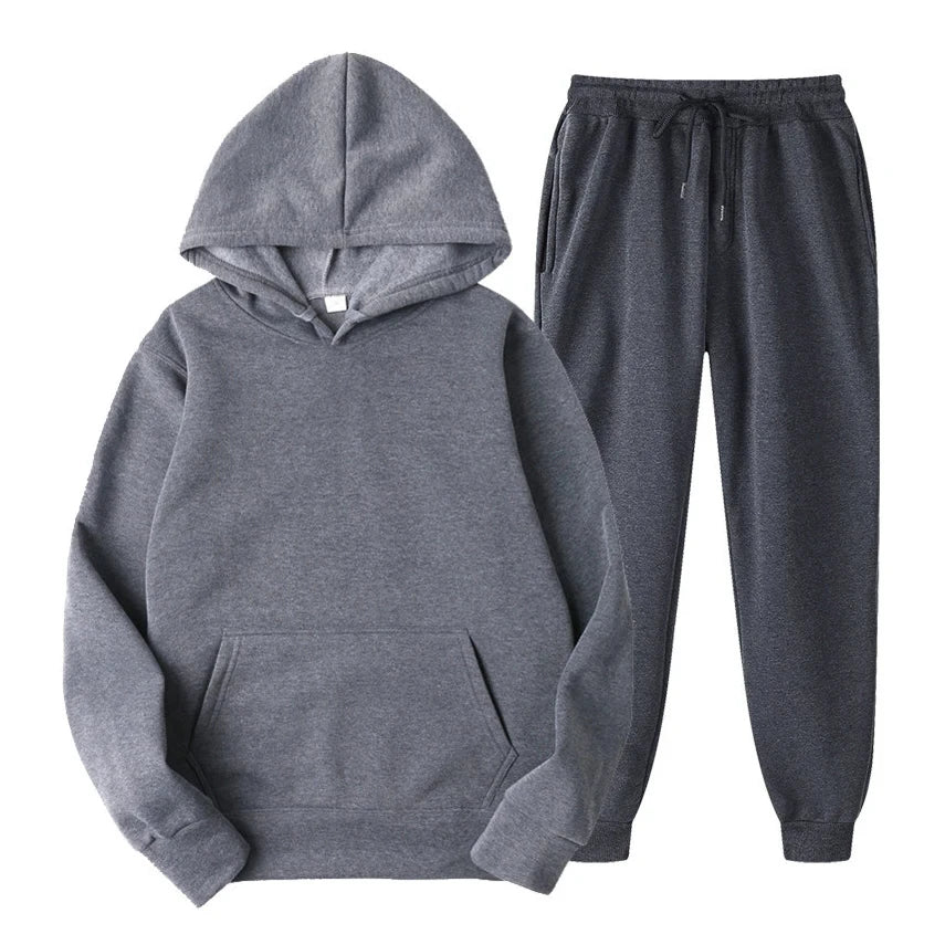 Pantaloni jogging uomo eleganti e comodi, parte del set sportivo, ideali per comfort e stile quotidiano.