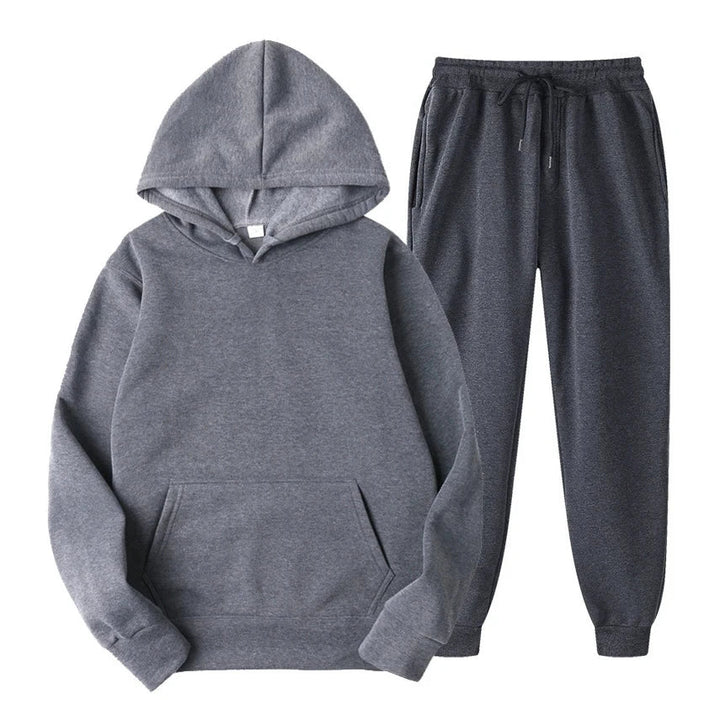 Pantaloni jogging uomo eleganti e comodi, parte del set sportivo, ideali per comfort e stile quotidiano.