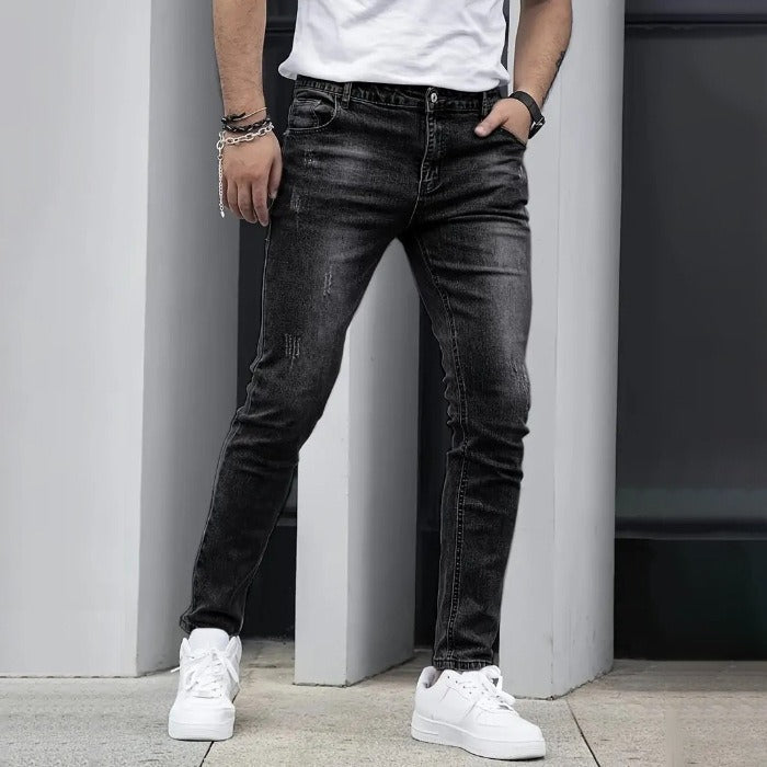 Jeans uomo classici dal taglio comodo, perfetti per look casual quotidiani. Un capo versatile per la moda maschile.