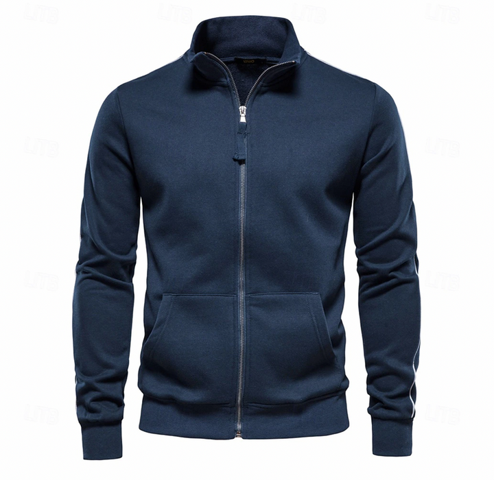 Giacca uomo invernale leggera blu con cerniera, collo alto. Perfetta per comfort quotidiano e stile casual.