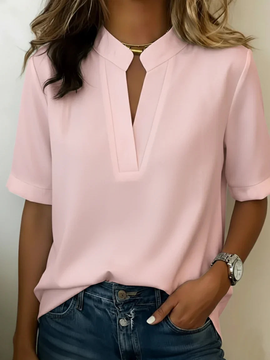 Elegante camicetta donna a maniche corte risvoltate, con scollo a V. Top versatile per look casual ed estivi.