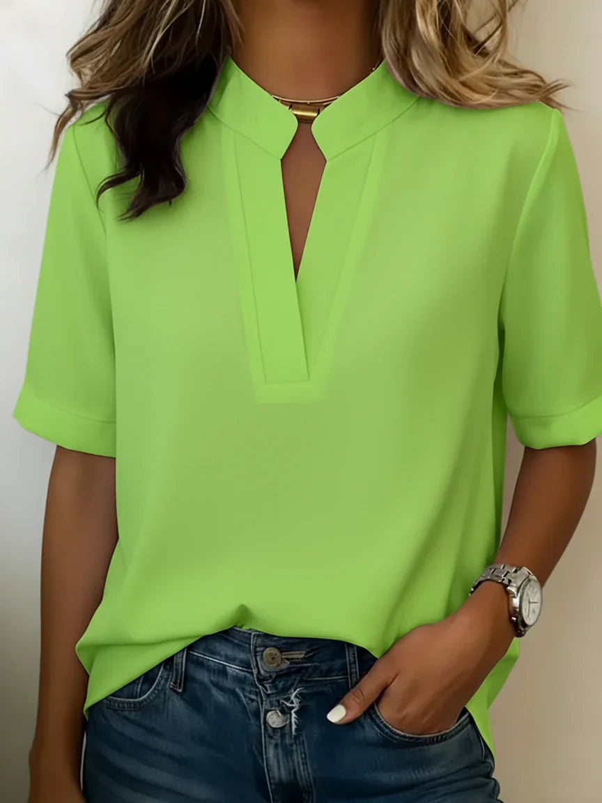 Abbigliamento femminile: camicetta donna a maniche corte e scollo a V. Top elegante e casual per l'estate.