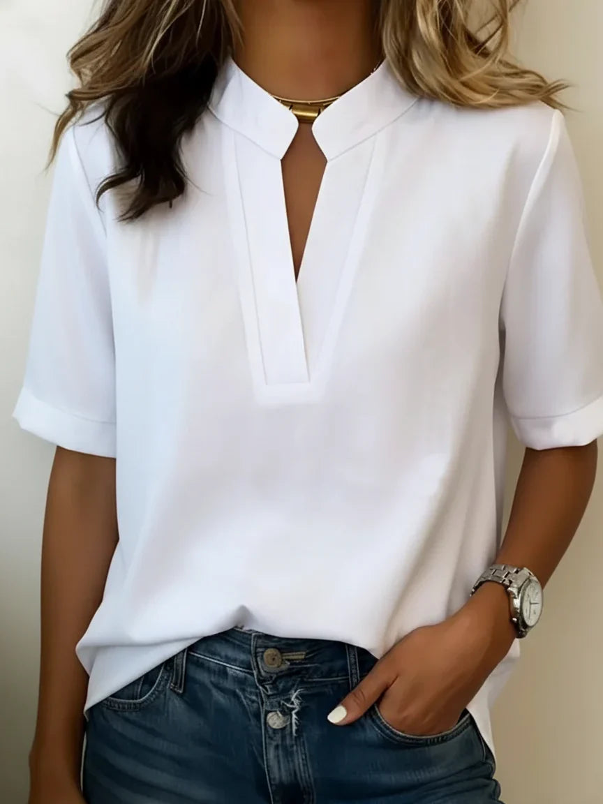 Top donna casual-elegante, camicetta a maniche corte risvoltate e scollo a V. Ideale per primavera ed estate.