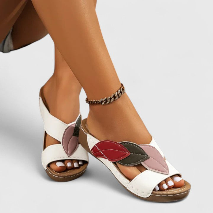 Eleganti sandali estivi da donna con zeppa, perfetti per la moda e il comfort quotidiano. Scarpe leggere.