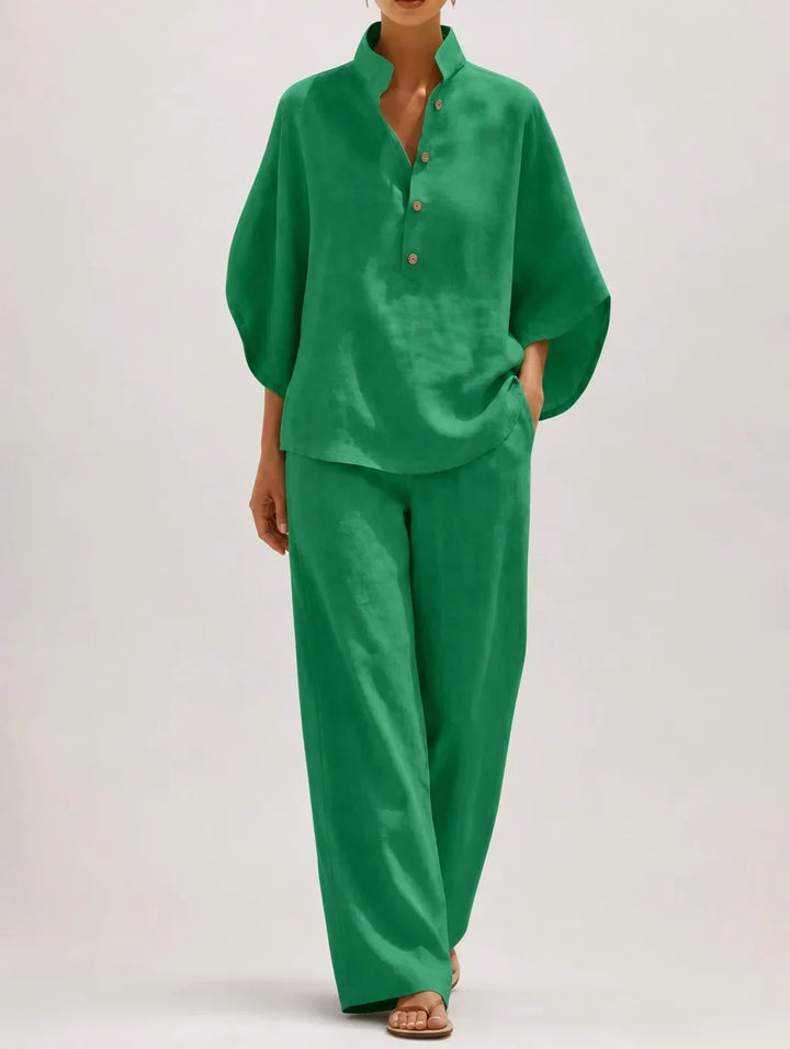 Moda donna: completo elegante con camicia a maniche a palloncino e pantaloni palazzo. Abbigliamento femminile.