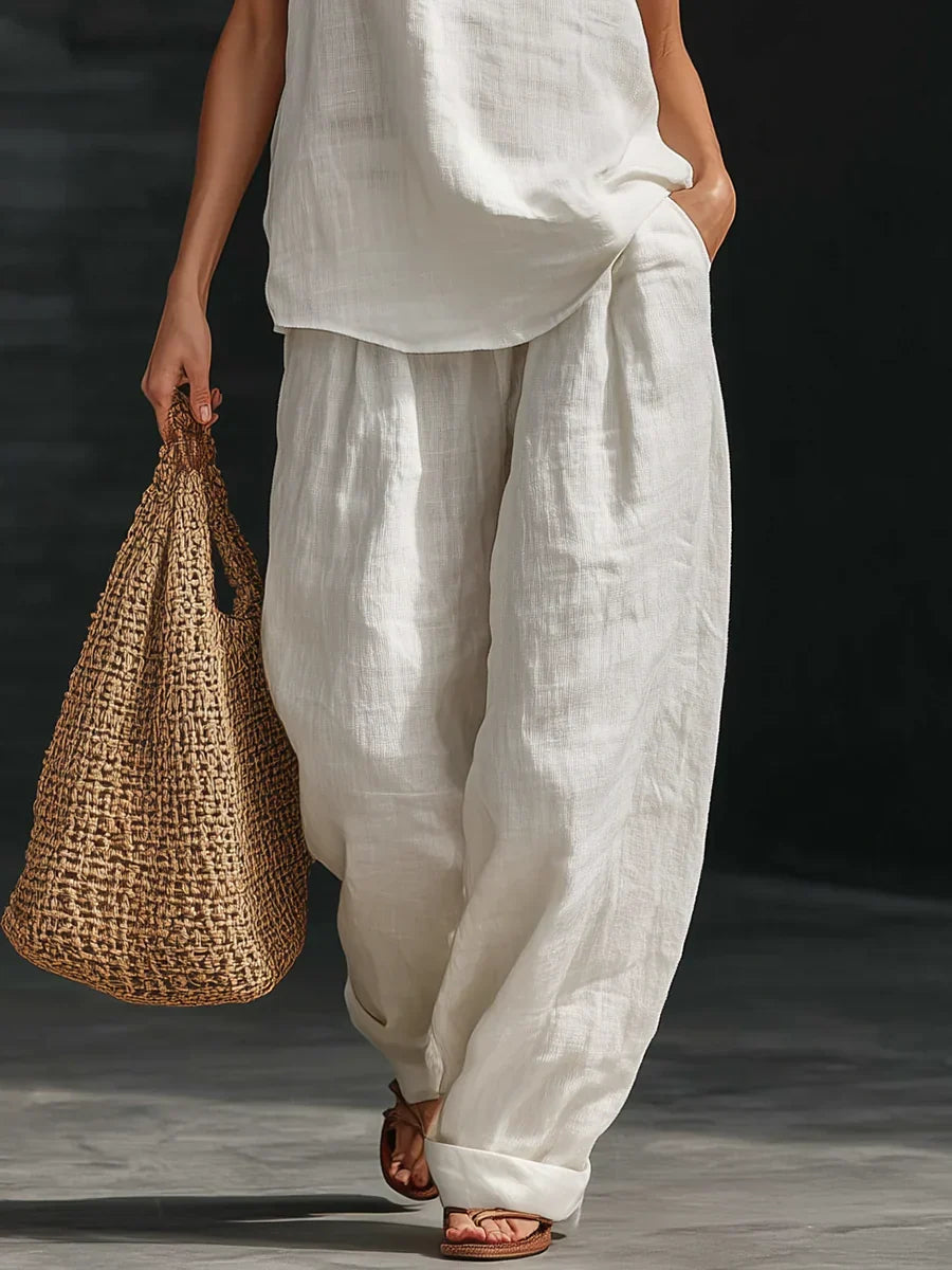 Set coordinato donna estivo: top scollo a V e pantaloni larghi. Completo casual chic per ogni occasione.