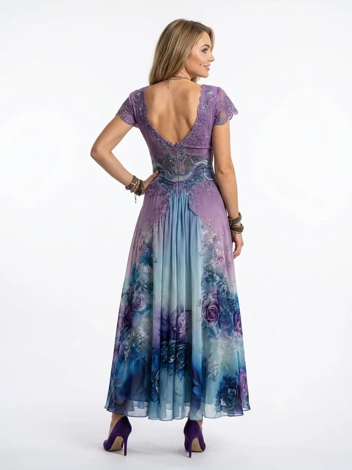 Vestito da invitata matrimonio floreale e ricamato, scollo a V. Abito estivo fluido con maniche corte per cerimonie.