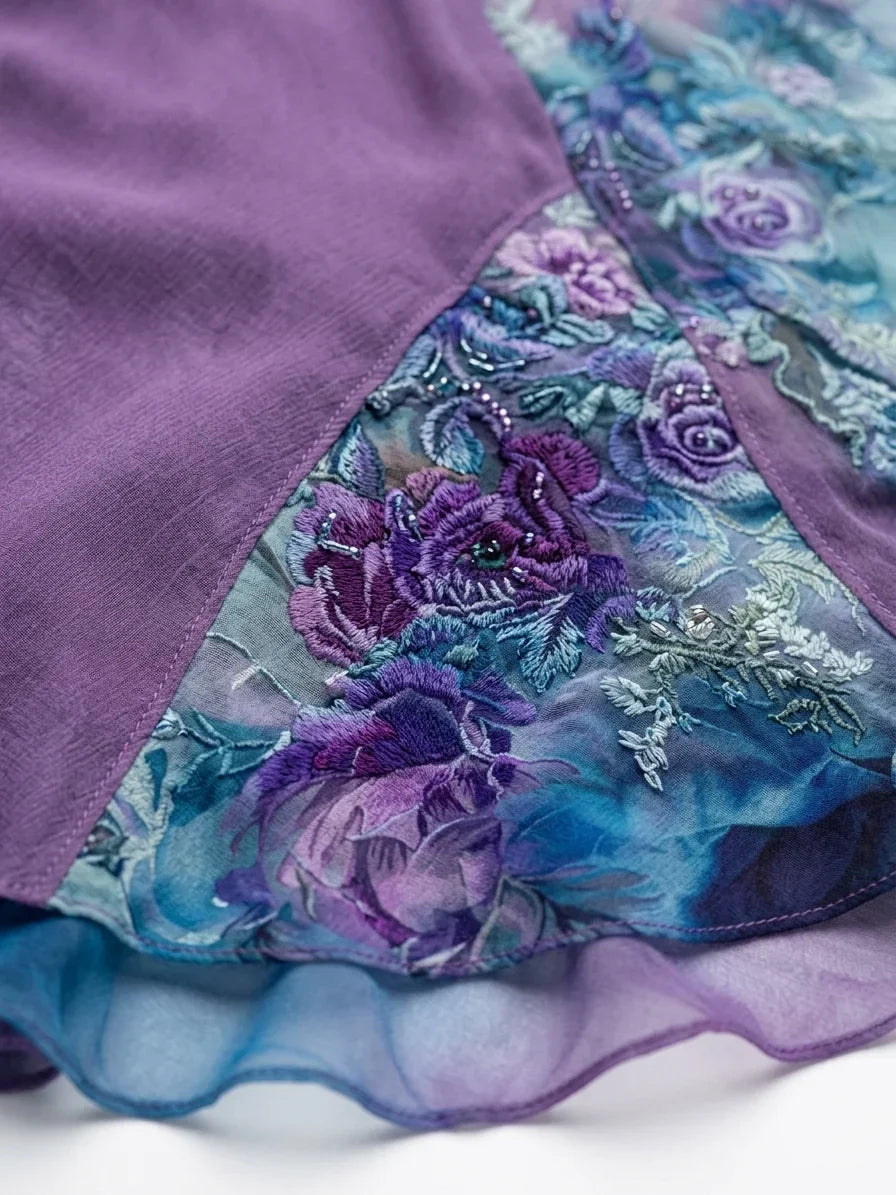 Vestito estivo maxi floreale fluido con maniche corte. Abito elegante da donna con scollo a V ricamato per cerimonie.