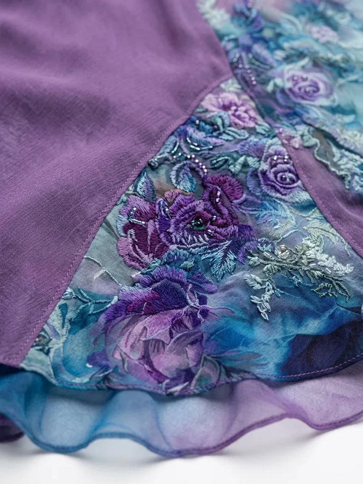 Vestito estivo maxi floreale fluido con maniche corte. Abito elegante da donna con scollo a V ricamato per cerimonie.