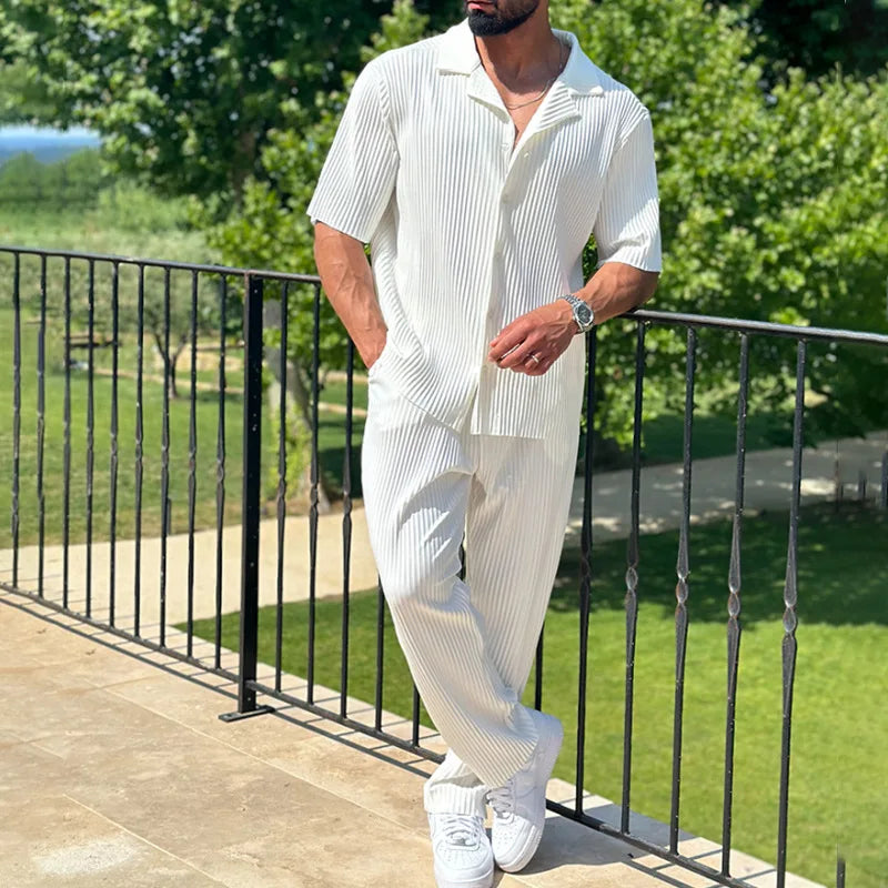 Set uomo casual con camicia a righe e pantaloni leggeri, perfetto per un outfit estivo comodo e alla moda.